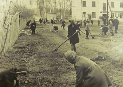 1968. Субботник на территории, прилегающей к школе 140