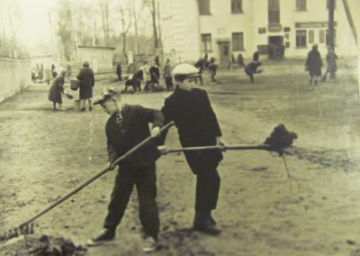 1968. Субботник на территории, прилегающей к школе 140а