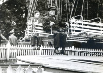 1970-е. Парк им. Ленинского комсомола. Директор парка Шалыгин (дальний)