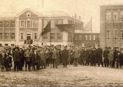 Около конторы завода Сименс и Гальске 1917