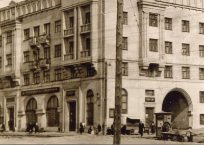 Первый 5 эт. 47 квартирный дом на Ворошилов. шоссе построен в 1937 г. архит. В. Н. Рыманенко