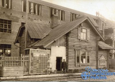 Строительство главного корпуса завода им. Ленина и контора стройки (бывшая купеческая дача) 1931